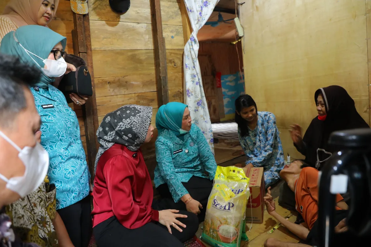 Sinergi Pemkot Palembang dan TP PKK Lewat ‘Palembang Peduli’: Salurkan Kursi Roda dan Sembako untuk Warga Seberang Ulu I